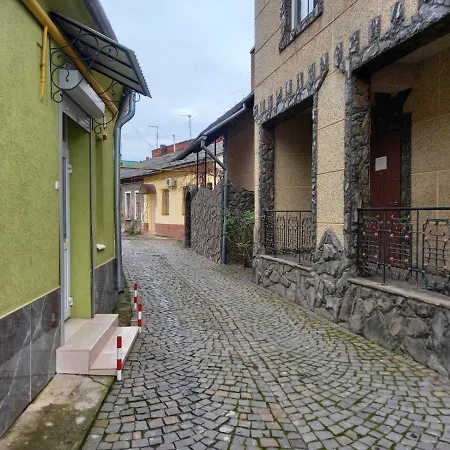 двухярусная в центре мукачева, улица мира